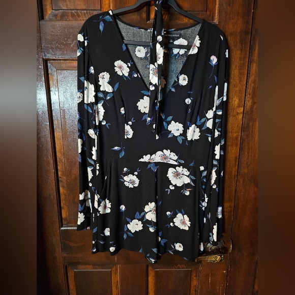 Very pretty romper, has pockets on the shorts - Picture 1 of 9